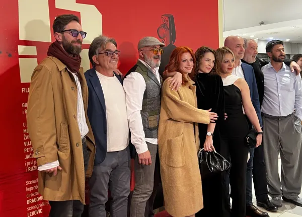 (FOTO/VIDEO) Podgorička premijera filma Mi&scaron;a Obradovića &bdquo;15 i po&ldquo;: Poku&scaron;aj malog čovjeka da iz kolotečine istupi hrabro