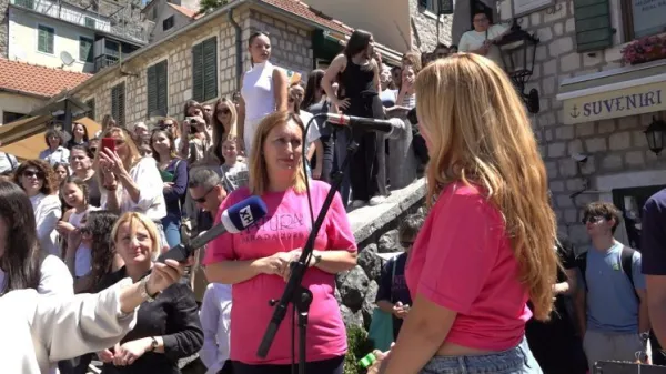 Hercegnovski trg u ritmu kadrila i novske mladosti