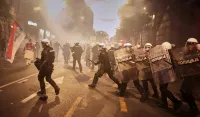 (VIDEO) Nakon protesta izbili neredi u Beogradu: Policija bacila suzavac, uhap&scaron;eno vi&scaron;e osoba