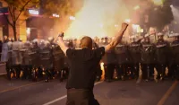 (VIDEO) Nakon protesta izbili neredi u Beogradu: Policija bacila suzavac, uhap&scaron;eno vi&scaron;e osoba