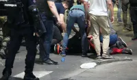 (VIDEO) Nakon protesta izbili neredi u Beogradu: Policija bacila suzavac, uhap&scaron;eno vi&scaron;e osoba