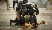 (VIDEO) Nakon protesta izbili neredi u Beogradu: Policija bacila suzavac, uhap&scaron;eno vi&scaron;e osoba