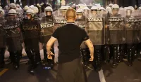 (VIDEO) Nakon protesta izbili neredi u Beogradu: Policija bacila suzavac, uhap&scaron;eno vi&scaron;e osoba