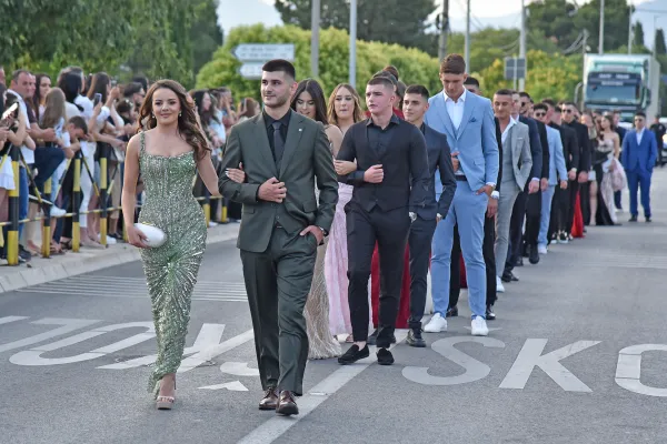 (FOTO) Maturski defile učenika Srednje mje&scaron;ovite &scaron;kole "25. maj"