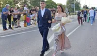 (FOTO) Maturski defile učenika Srednje mje&scaron;ovite &scaron;kole "25. maj"