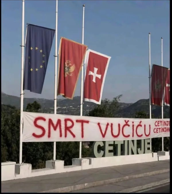 UP: Fotografije spornih transparenata i grafita su digitalni falsifikati