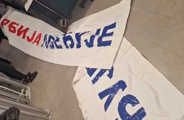 (FOTO) Za Srbiju vraćeno 87 lica, pronađen transparent "Srbija pobeđuje"