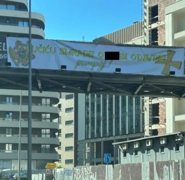 (FOTO/VIDEO) Uvredljivi transparenti za Vučića