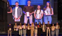 (FOTO/VIDEO) "Dan najboljih" na Trgu nezavisnosti: Grad nagradio najbolje polumaturante