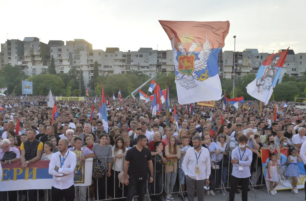 Dolazak patrijarha Porfirija u Podgoricu, patrijarh Porfirije, patrijarh Porfirije ispred hrama u Podgorici, docek patrijarha, docek Porfirija