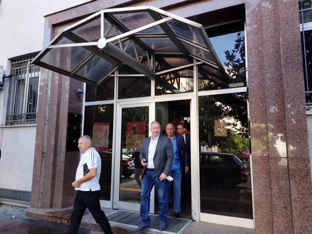 Optuzeni i advokati u procwsu za državni napad