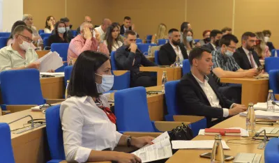 Građani ne znaјu ko ih zastupa, a plaćaјu ih preko 100.000 eur