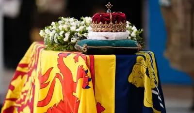 Kovčeg sa posmrtnim ostacima britanske kraljice Elizabete Druge