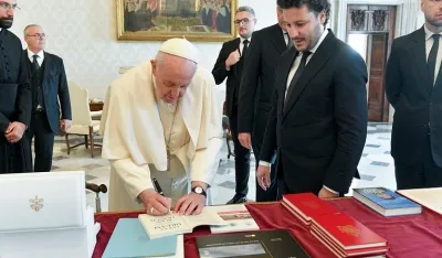 Papa poklonio autorsku knjigu sa posvetom: Abazoviću, sa divljenjem