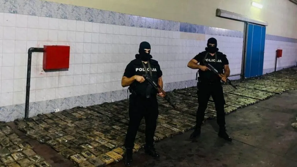 ZAPLIJENJENA DROGA U ZETI/ - UPRAVA POLICIJE/ -