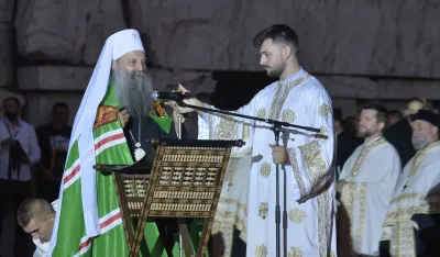 Dolazak patrijarha Porfirija u Podgoricu, patrijarh Porfirije, patrijarh Porfirije ispred hrama u Podgorici, docek patrijarha, docek Porfirija
