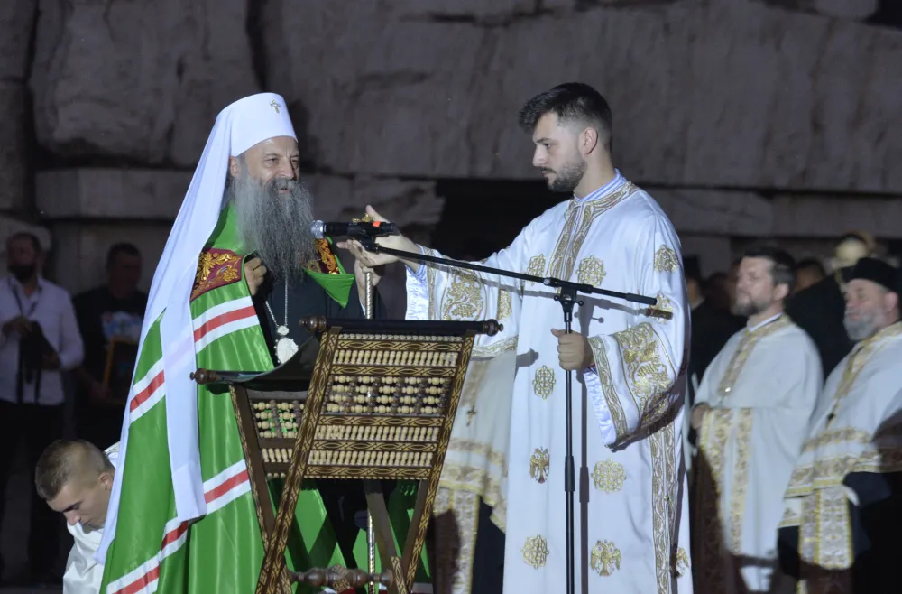 Dolazak patrijarha Porfirija u Podgoricu, patrijarh Porfirije, patrijarh Porfirije ispred hrama u Podgorici, docek patrijarha, docek Porfirija