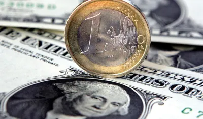 Mesto: Gelzenkirhen<br>Datum: 23.11.2007<br>Dogadjaj: EKONOMIJA/FINANSIJE - novčić od jednog evra i novčanica od jednog dolara. Vrednost evra raste na svetskom tritu finansija uprkos potekoćama evropskih izvoznika <br>Licnosti: 