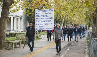 protest zeljezaraca ispred institucija