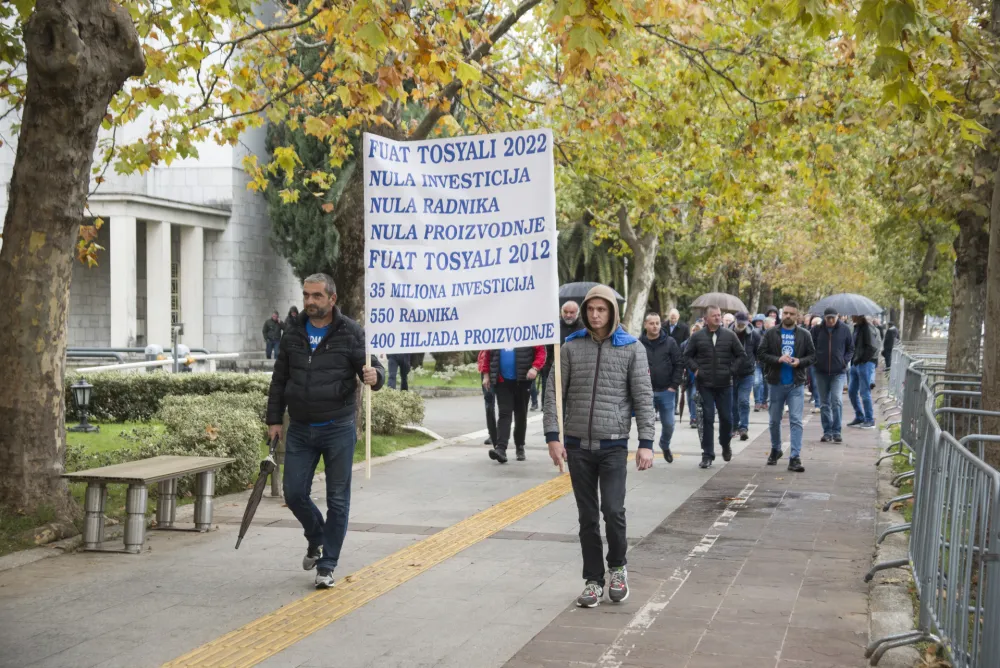 protest zeljezaraca ispred institucija