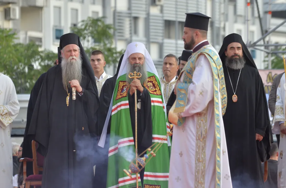 Dolazak patrijarha Porfirija u Podgoricu, patrijarh Porfirije, patrijarh Porfirije ispred hrama u Podgorici, docek patrijarha, docek Porfirija