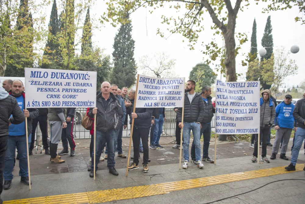 protest zeljezaraca ispred institucija