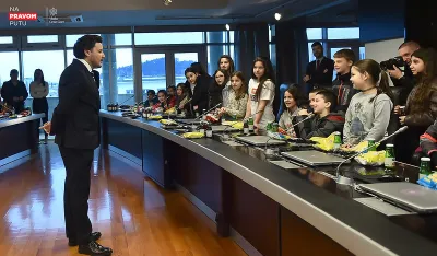 Učenici i učenice O&Scaron; "Vuk Karadžić" u posjeti Vladi