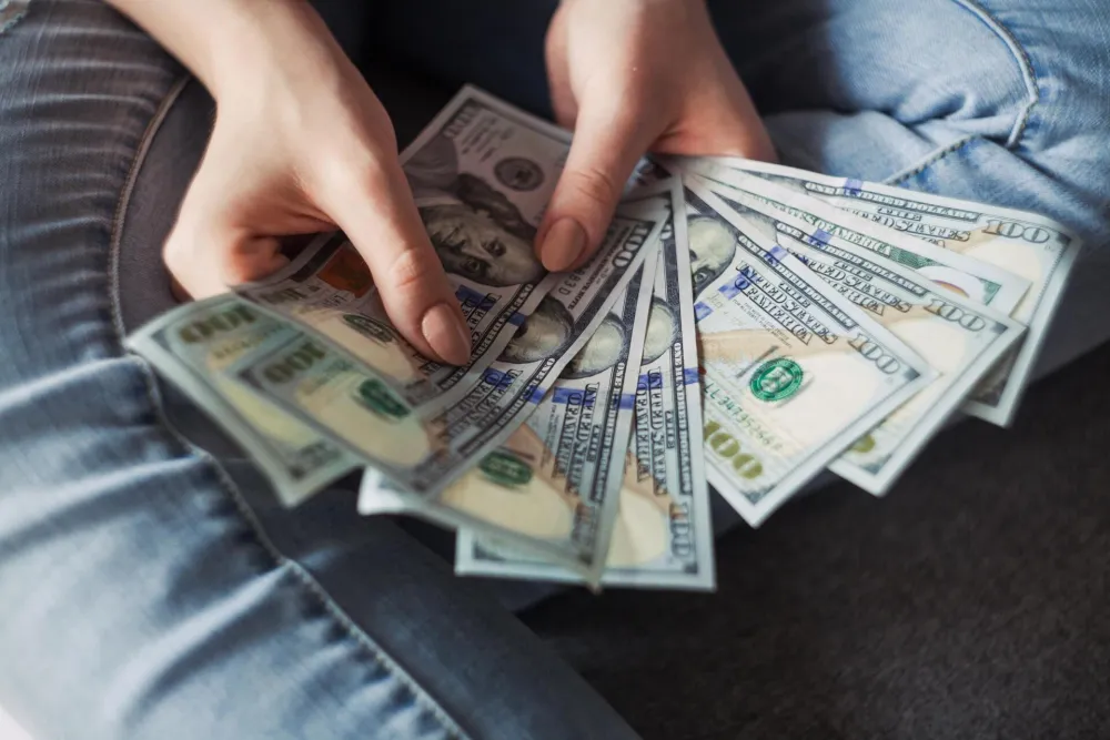 Dolar gotovo nepromijenjen prema korpi valuta