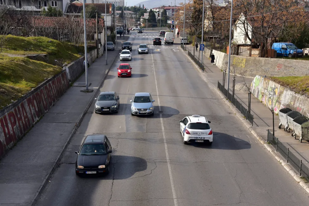 Podgorica 2023, Podgorica, Stari aerodrom, saobracaj, saobracajne guzve, automobili, nadvoznjak, podvoznjak,