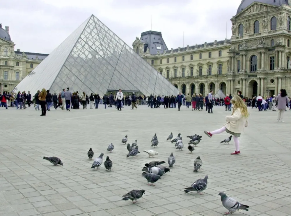 Mesto: PARIZ<br>Datum: 29.09.2005<br>Dogadjaj: pogled na muzej Luvr u Parizu<br>Licnosti: <br>