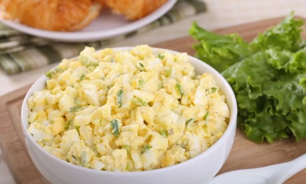Uskr&scaron;nja salata sa kuvanim jajima