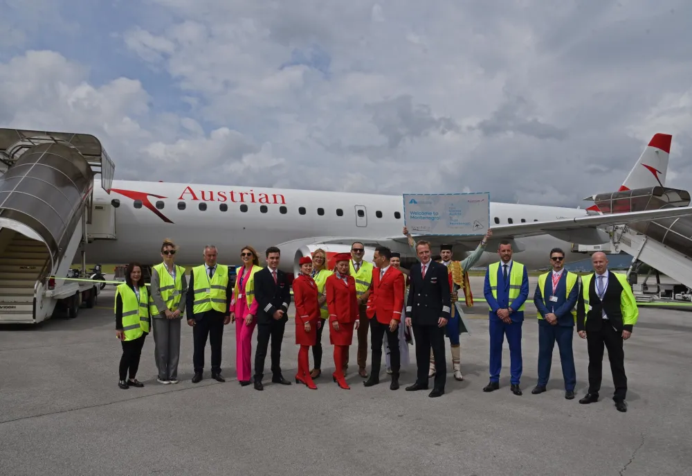 (FOTO) Beč i Tivat prvi put povezani direktnom avio linijom