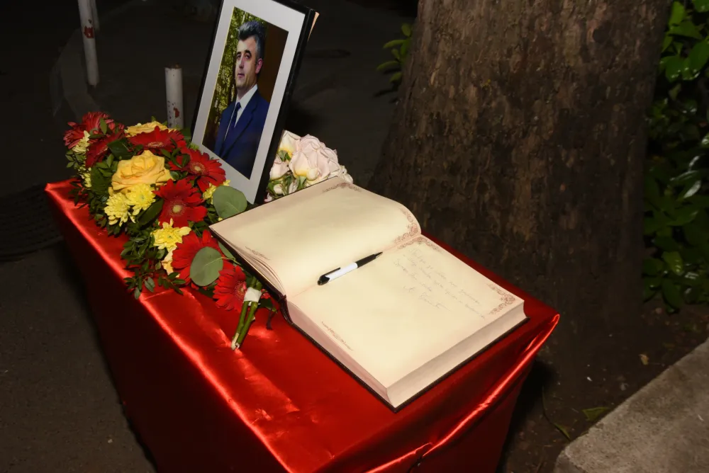 godisnjica ubistva duska jovanovica, sedamnaest godina od ubistva duska jovanovica, paljenje sveca na mesto ubistva duska jovanovica, polaganje venaca na mesto ubistva duska jovanovica