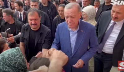 (VIDEO) Erdogan snimljen kako dijeli novac građanima
