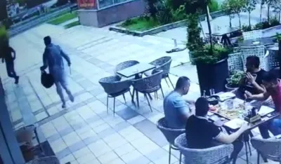 Осумњичени трчи ка Шарановићу<br>(са снимка напада)
