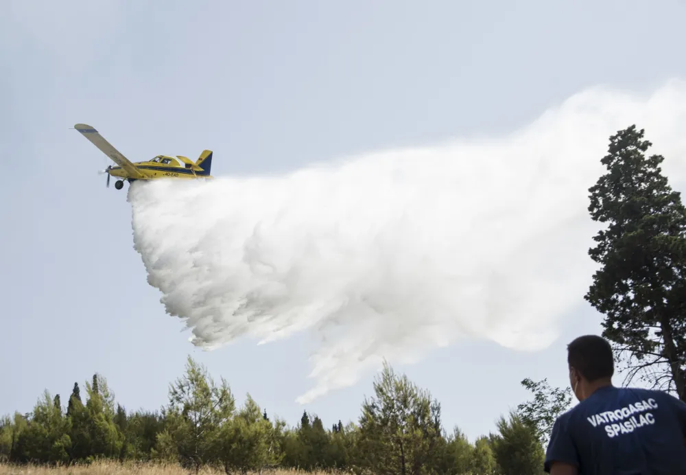 avion za gasenje pozara