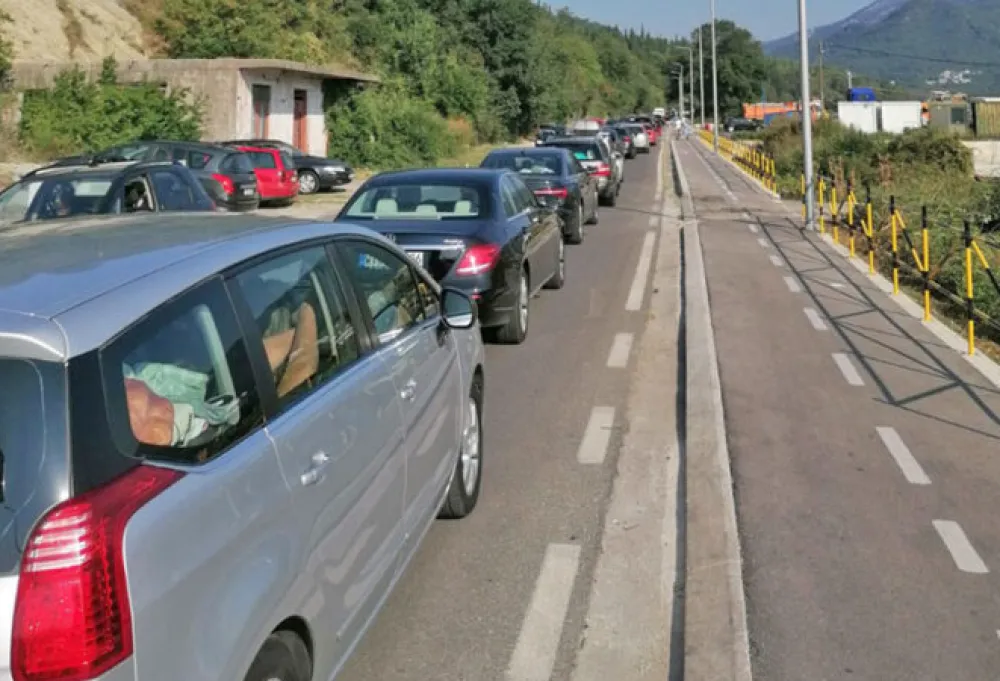 Kilometarske kolone kroz Herceg Novi ka granicama sa Hrvatskom
