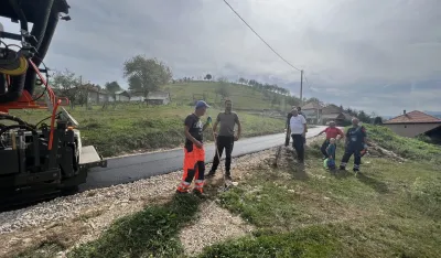 Mje&scaron;tani Pripčića apeluju na lokalnu upravu da nastavi radove: Selu poklonio asfalt za 550 metara puta