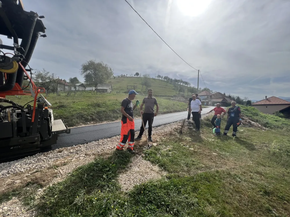 Mje&scaron;tani Pripčića apeluju na lokalnu upravu da nastavi radove: Selu poklonio asfalt za 550 metara puta