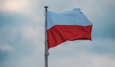 FOTO: Unsplash - Nemesia Production<br>Poljska, zastava