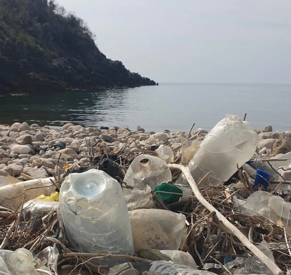 Plastika zatrpala obalu