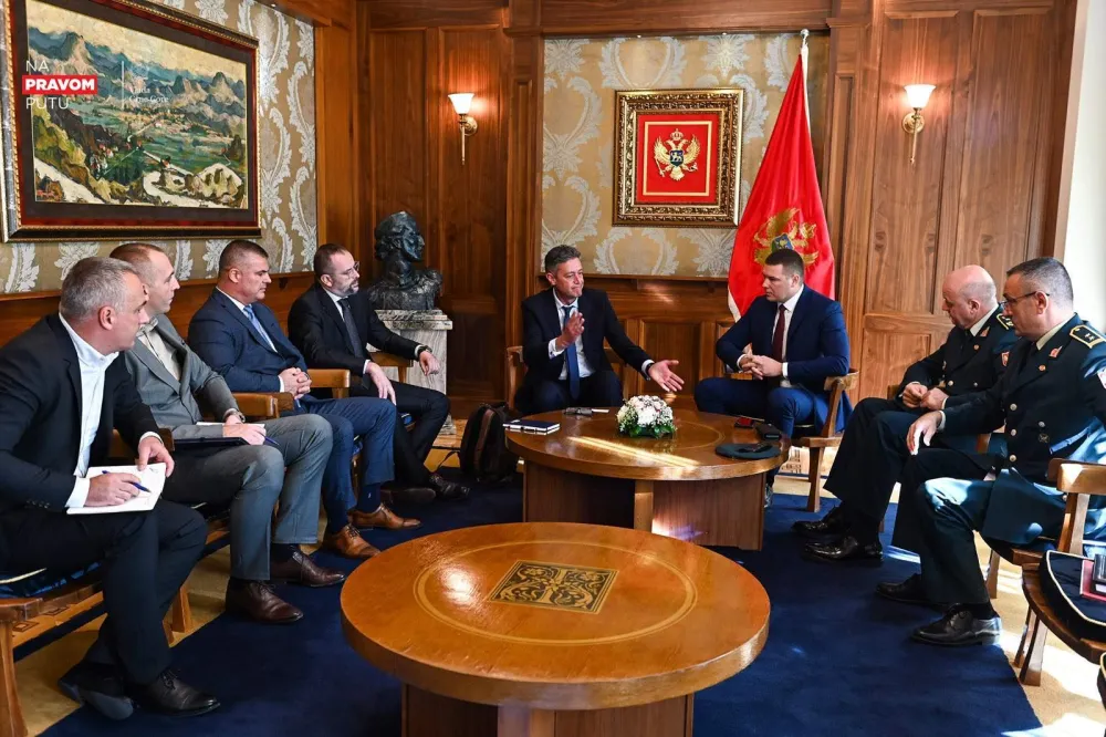 Sastanak, Adžić