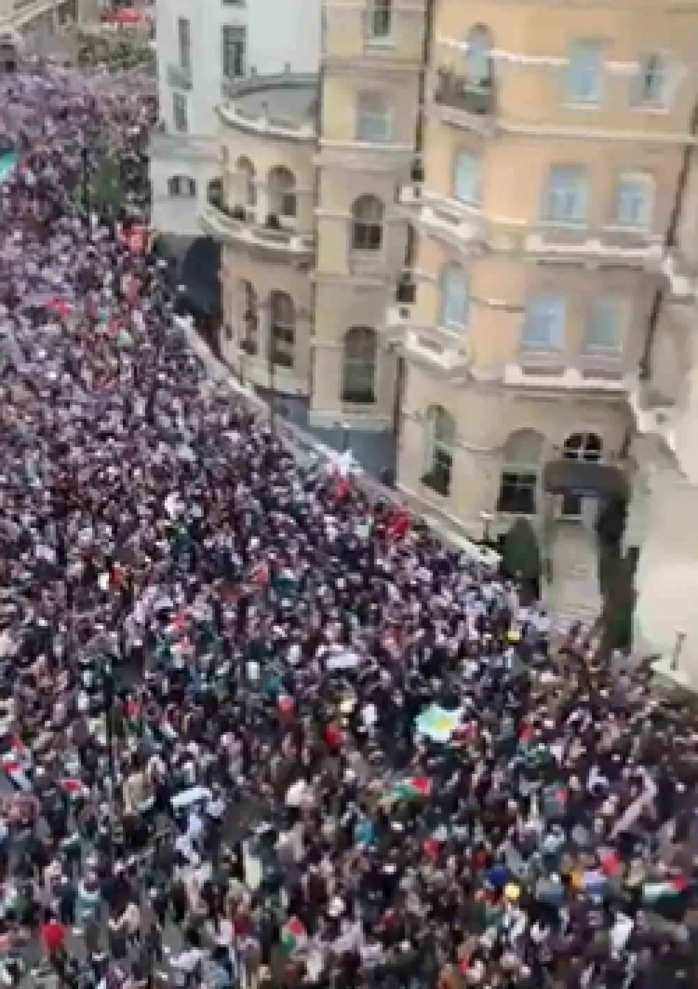 (VIDEO) London: Uprkos upozorenjima, hiljade ljudi na propalestinskom skupu