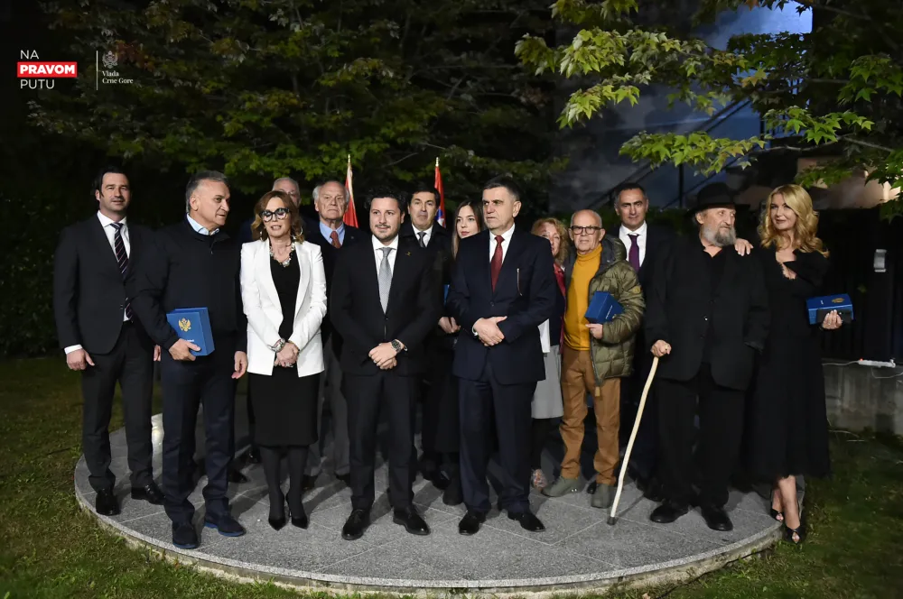 Abazović u Beogradu uručio zahvalnice Đokoviću, Sergeju Ćetkoviću, Petru Božoviću, Vesni Dedić...