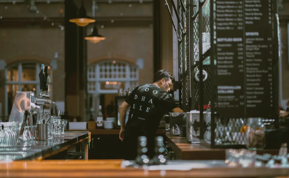 FOTO: Unsplash - Lala Azizli<br>Ugostiteljstvo, konobar, &scaron;anker