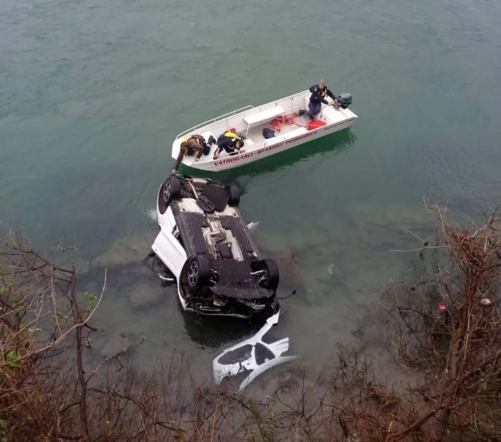 (FOTO) Donja Gorica: Automobil sletio u Moraču, spasioci tragaju za vozačem