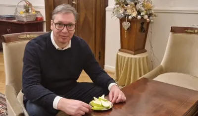 Aleksandar Vučić jede jabuke dok policija razbija demonstrante