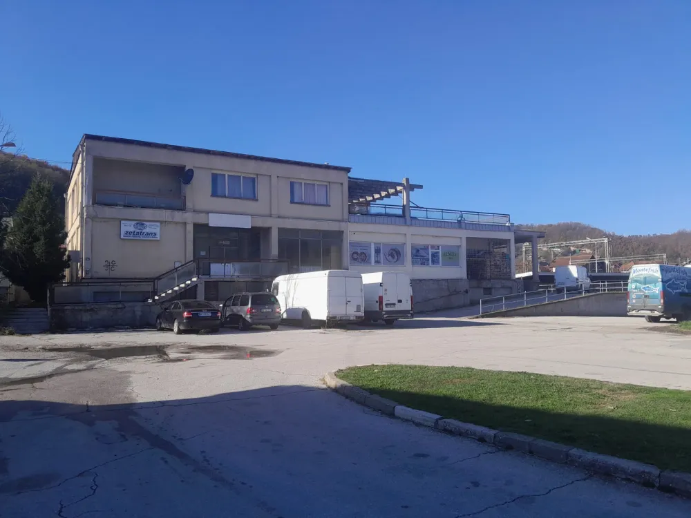 Stanari zgrade "Po&scaron;te'' u Bijelom Polju traže pomoć: Kanalizaciјa se izliva, niko glavu ne okreće