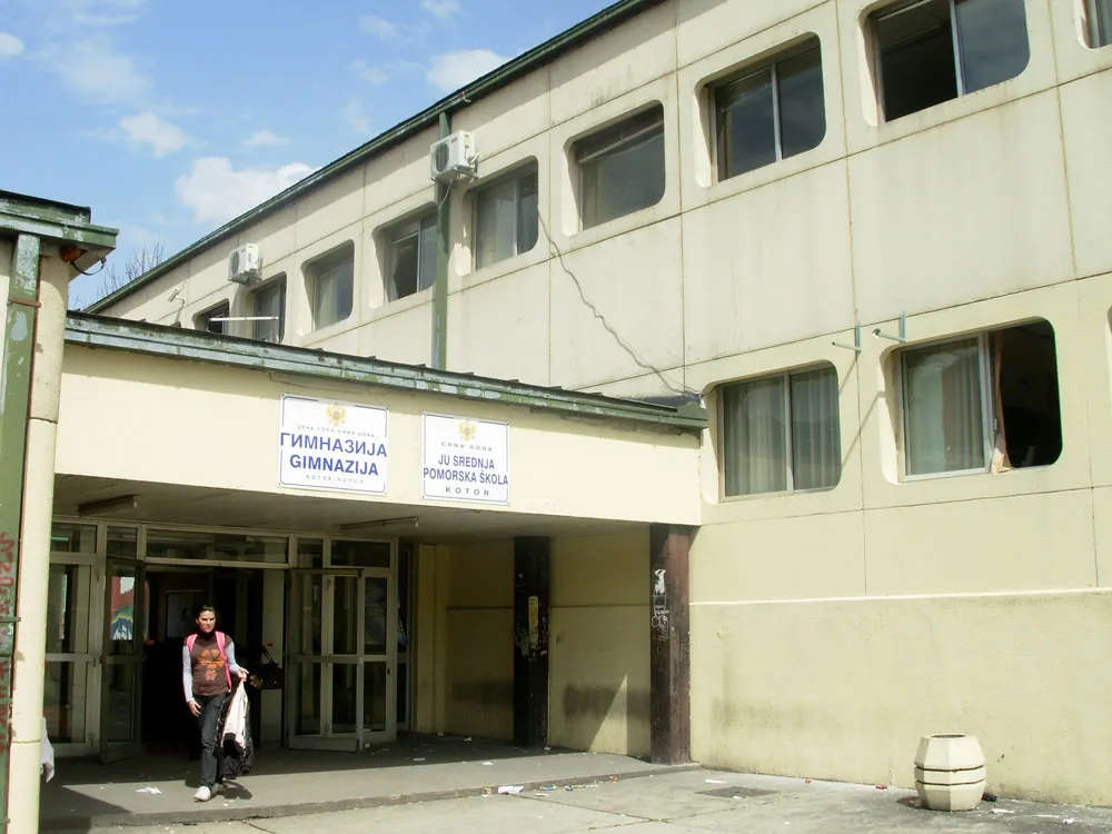 Opet lažna dojava o bombi u dvije kotorske &scaron;kole: Nakon provjere zgrada Gimnazije i Pomorske &scaron;kole učenici se vratili u klupe