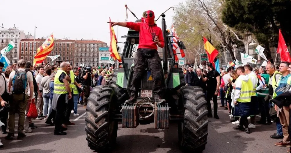Hiljade farmera protestuje u Madridu, blokiraju&nbsp;puteve traktorima